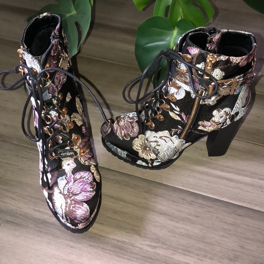 Black floral platform boots 🌸